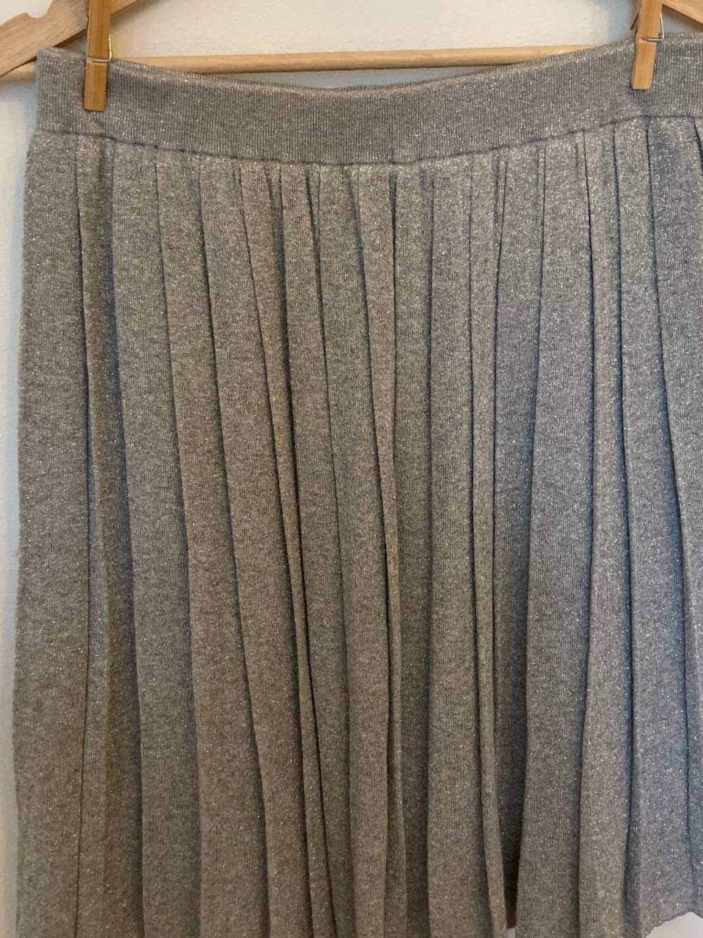 Sparkling silver/grey pleated short skirt